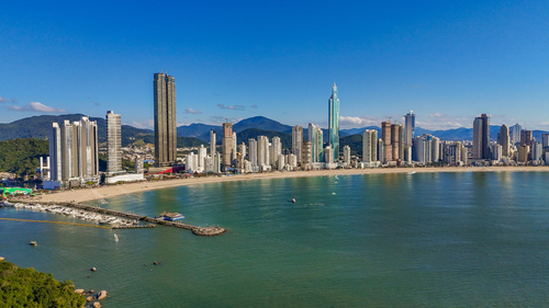 A Revolução Vertical de Balneário Camboriú: Como 7 dos 10 Prédios Mais Altos do Brasil Transformaram uma Cidade em US$ 4 Bilhões de Valorização