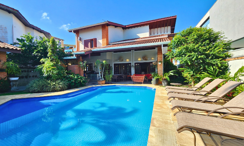 Casa em Condomínio Jardim Acapulco: 4 Suítes e Alto Padrão