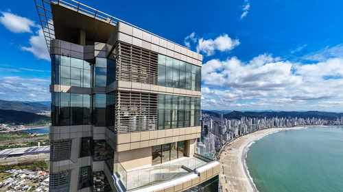 YachtHouse: A Análise Definitiva do Edifício que Redefiniu o Mercado de Ultra Luxo Brasileiro