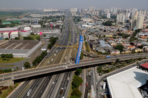 Guarulhos tem experimentado um crescimento populacional e econômico significativo, impulsionando a demanda por imóveis residenciais e comerciais.